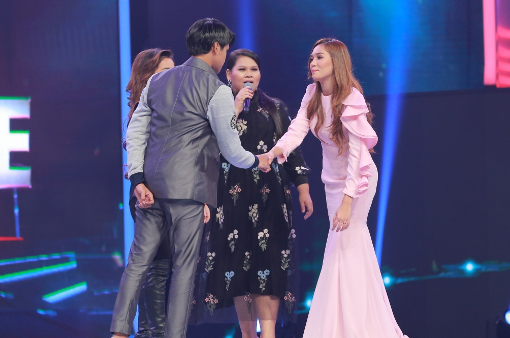 Astro Comms Fara bersalaman dengan Ariff Bahran sebelum meninggalkan pentas.